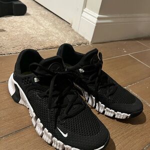 Nike Black and white metcon - women’s size 8